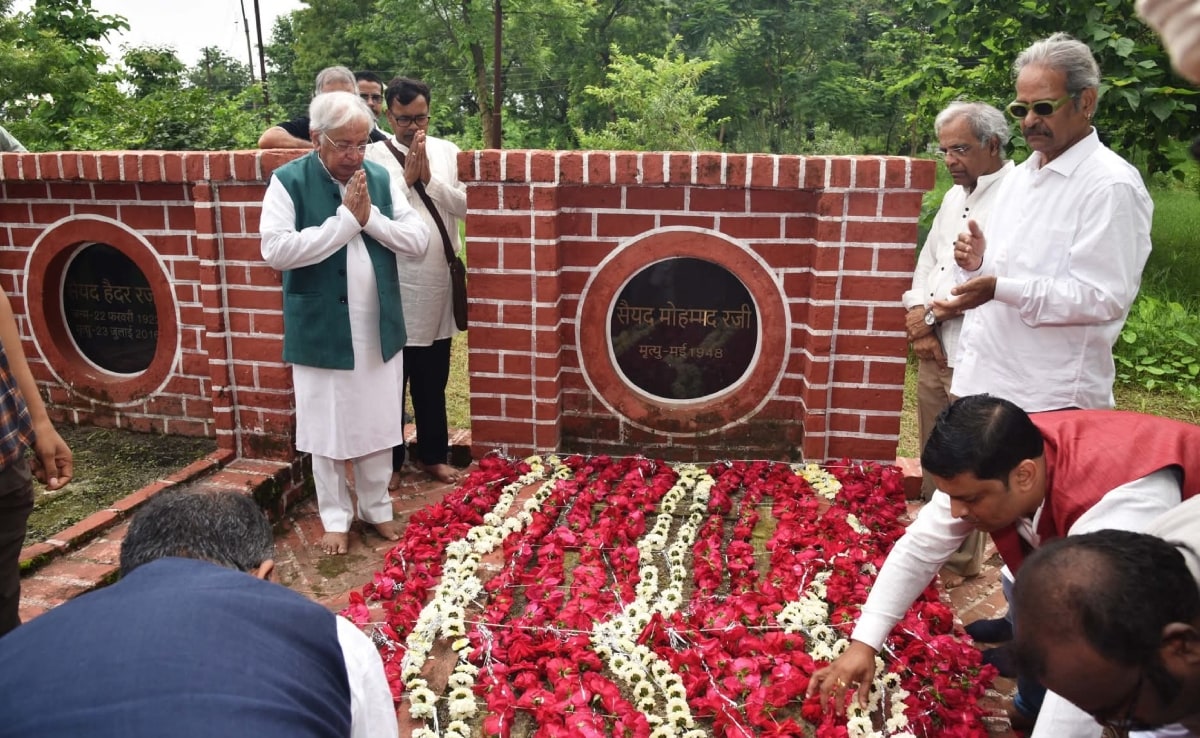 इस कार्यक्रम में आए अतिथियों ने सैयद हैदर रजा की कब्र पर उन्हें श्रद्धांजलि देते लोग. इस कार्यक्रम में आए अतिथियों ने सैयद हैदर रजा की कब्र पर उन्हें श्रद्धांजलि देते लोग.