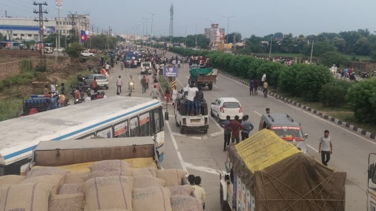 Rajasthan: कोटा-झालावाड़ मार्ग पर ट्रक ने 2 बच्चों को कुचला, ग्रामीणों का हंगामा; हाईवे किया जाम Rajasthan: कोटा-झालावाड़ मार्ग पर ट्रक ने 2 बच्चों को कुचला, ग्रामीणों का हंगामा; हाईवे किया जाम