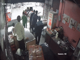 खौफनाक VIDEO: महिला सिपाही चिल्लाती रही ड्राइवर घसीटते ले गया... नशे में टल्ली ऑटोरिक्शा चालक की करतूत खौफनाक VIDEO: महिला सिपाही चिल्लाती रही ड्राइवर घसीटते ले गया... नशे में टल्ली ऑटोरिक्शा चालक की करतूत