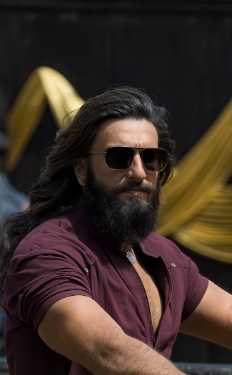 On Set Of Ranveer Singh's <i>Dhurandhar</i> In Leh, Over 120 People Fall Ill Due To Food Poisoning
