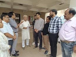 Ashoknagar Tehsildar: तहसीलदारों का कार्य विभाजन पर विरोध, चन्देरी विधायक को सौंपा ज्ञापन Ashoknagar Tehsildar: तहसीलदारों का कार्य विभाजन पर विरोध, चन्देरी विधायक को सौंपा ज्ञापन