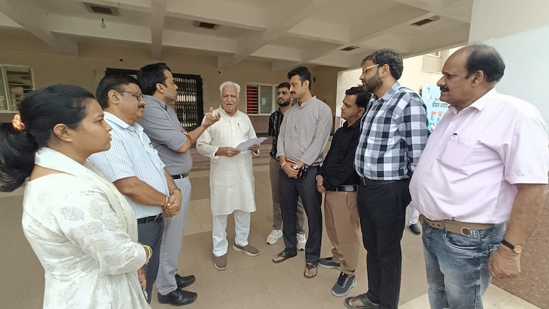 Ashoknagar Tehsildar: तहसीलदारों का कार्य विभाजन पर विरोध, चन्देरी विधायक को सौंपा ज्ञापन Ashoknagar Tehsildar: तहसीलदारों का कार्य विभाजन पर विरोध, चन्देरी विधायक को सौंपा ज्ञापन