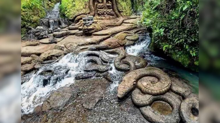 मुंह खोले सांपों के आकार वाली चट्टानें...झरने का यह वायरल वीडियो देख नहीं होगा आंखों पर यकीन मुंह खोले सांपों के आकार वाली चट्टानें...झरने का यह वायरल वीडियो देख नहीं होगा आंखों पर यकीन