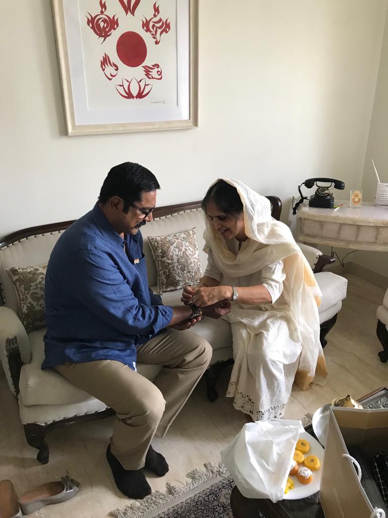 खून का रिश्ता नहीं फिर भी सगी बहन से बढ़कर हैं ये, एक्टर को 25 साल से भेज रही हैं राखी