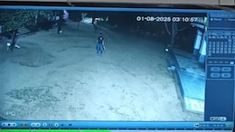 पूर्व सांसद सुमेधानंद सरस्वती के आश्रम में CCTV पर कैद हुई बड़ी घटना! हाथों में लोहे की रॉड लेकर घुसा नकाबपोश