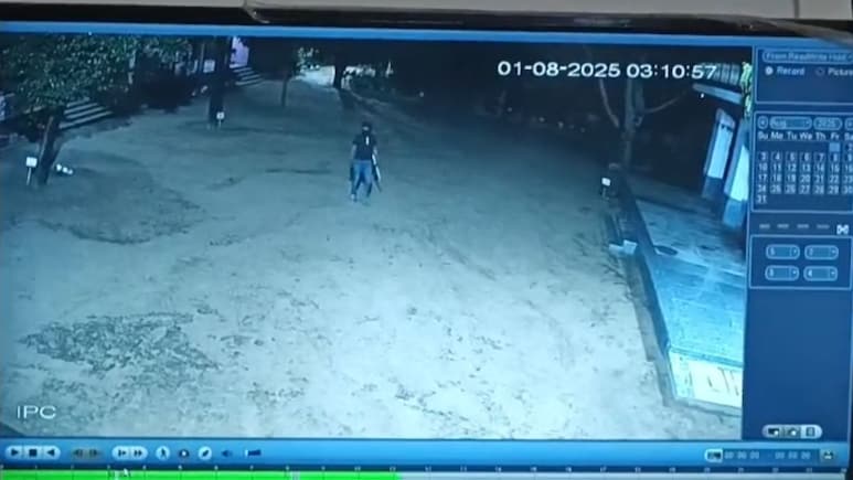 पूर्व सांसद सुमेधानंद सरस्वती के आश्रम में CCTV पर कैद हुई बड़ी घटना! हाथों में लोहे की रॉड लेकर घुसा नकाबपोश