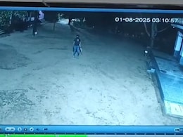 पूर्व सांसद सुमेधानंद सरस्वती के आश्रम में CCTV पर कैद हुई बड़ी घटना! हाथों में लोहे की रॉड लेकर घुसा नकाबपोश पूर्व सांसद सुमेधानंद सरस्वती के आश्रम में CCTV पर कैद हुई बड़ी घटना! हाथों में लोहे की रॉड लेकर घुसा नकाबपोश