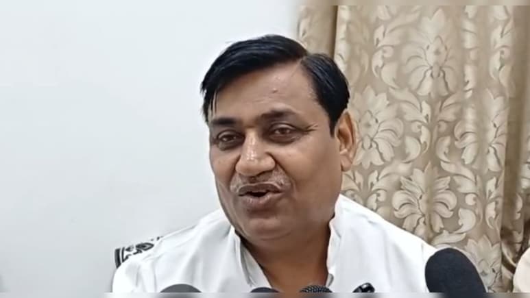 "शेर और बकरी को एक साथ हेलीकॉप्टर में भेज दिया", डोटासरा ने किरोड़ी-बेढम पर कसा तंज