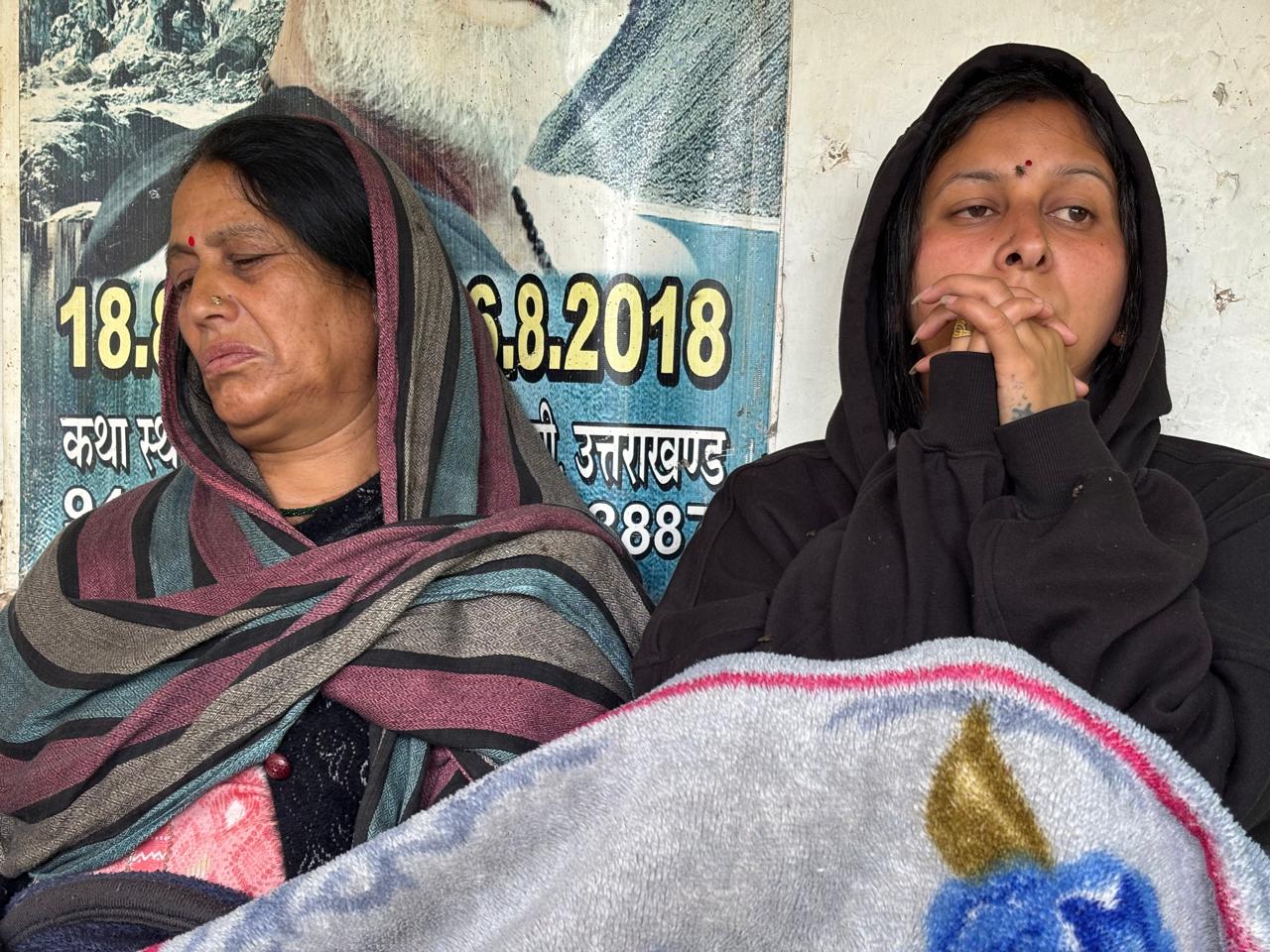 बेसुध मां, पत्नी के सूखे आंसू... धराली में लापता पति की तलाश में भटक रही कोमल, झकझोर देगा परिवार का ये दर्द