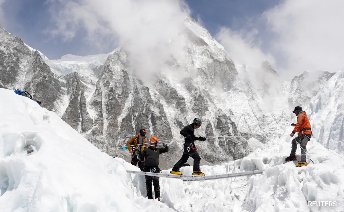 Непал прави близо 100 от своите хималайски планини да се