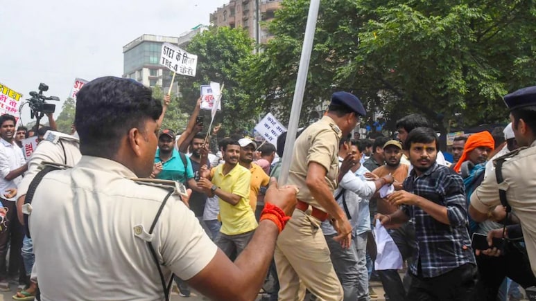 "No STET, No Vote": Bihar Teacher Aspirants Face Police Lathicharge In Patna