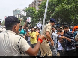 "No STET, No Vote": Bihar Teacher Aspirants Face Police Lathicharge In Patna "No STET, No Vote": Bihar Teacher Aspirants Face Police Lathicharge In Patna
