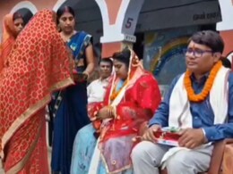 Watch: Bihar School Gives Unique 'Bride-Style' Farewell To Teachers Watch: Bihar School Gives Unique 'Bride-Style' Farewell To Teachers