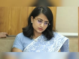 Success Story: कम उम्र में चली गई सुनने की शक्ति, केवल 4 महीने की तैयारी में सौम्या ने पास की UPSC परीक्षा Success Story: कम उम्र में चली गई सुनने की शक्ति, केवल 4 महीने की तैयारी में सौम्या ने पास की UPSC परीक्षा