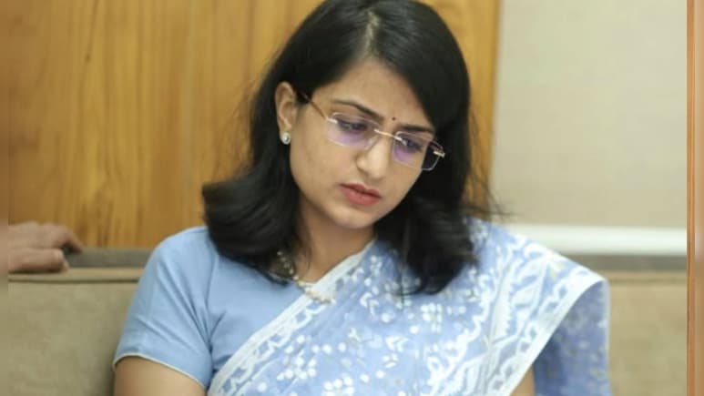 Success Story: कम उम्र में चली गई सुनने की शक्ति, केवल 4 महीने की तैयारी में सौम्या ने पास की UPSC परीक्षा Success Story: कम उम्र में चली गई सुनने की शक्ति, केवल 4 महीने की तैयारी में सौम्या ने पास की UPSC परीक्षा