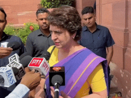 नाक के नीचे इतना बड़ा खेल...राहुल के बाद बहन प्रियंका के चुनाव धांधली पर EC से तीखे सवाल नाक के नीचे इतना बड़ा खेल...राहुल के बाद बहन प्रियंका के चुनाव धांधली पर EC से तीखे सवाल