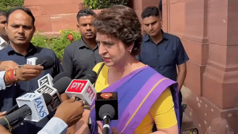 नाक के नीचे इतना बड़ा खेल...राहुल के बाद बहन प्रियंका के चुनाव धांधली पर EC से तीखे सवाल नाक के नीचे इतना बड़ा खेल...राहुल के बाद बहन प्रियंका के चुनाव धांधली पर EC से तीखे सवाल