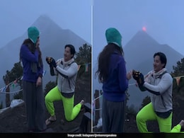 गर्लफ्रेंड को प्रपोज कर रहा था शख्स, तभी पीछे फटा ज्वालामुखी, नजारा देख आप भी कहेंगे- ये तो चमत्कार है... गर्लफ्रेंड को प्रपोज कर रहा था शख्स, तभी पीछे फटा ज्वालामुखी, नजारा देख आप भी कहेंगे- ये तो चमत्कार है...