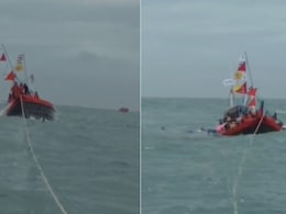 Palghar News : खवळलेल्या समुद्रात 3 बोटी बुडाल्या, 8 मच्छीमारांना वाचवण्यात यश Palghar News : खवळलेल्या समुद्रात 3 बोटी बुडाल्या, 8 मच्छीमारांना वाचवण्यात यश