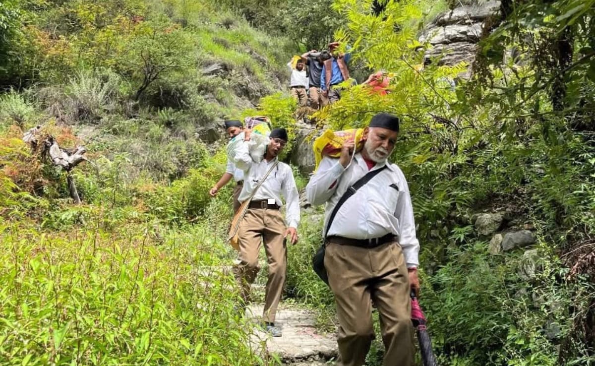 इस साल पांच अगस्त को उत्तराखंड के धराली में हुए जल प्रलय के दौरान राहत सामग्री पहुंचाते आरएसएस के स्वयंसेवक. इस साल पांच अगस्त को उत्तराखंड के धराली में हुए जल प्रलय के दौरान राहत सामग्री पहुंचाते आरएसएस के स्वयंसेवक.