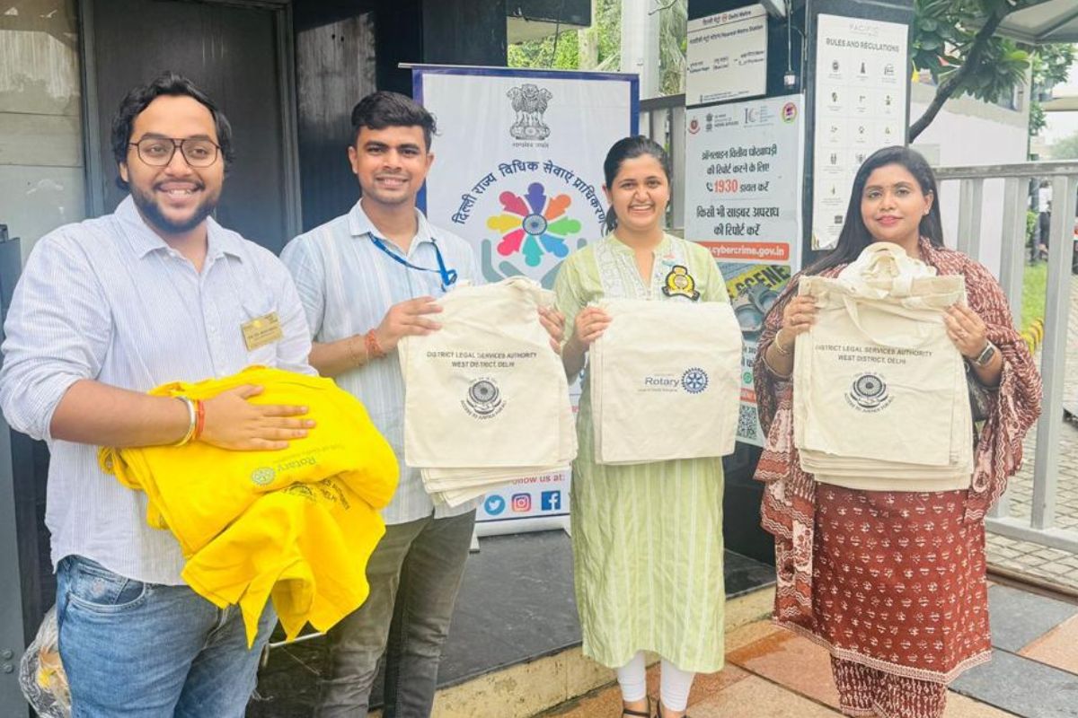 स्वतंत्रता दिवस पर DLSA दिल्ली और रोटरी क्लब ने लोगों में कॉटन बैग का किया वितरण
