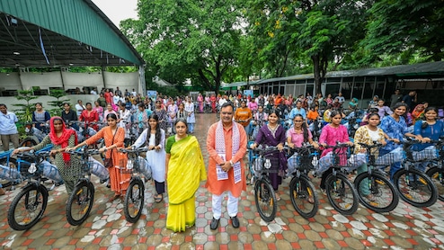 सीएम भजनलाल ने बेटियों को बांटी ई-साइकिल, महिलाओं को सशक्त बनाने के लिए राजस्थान सरकार का बड़ा कदम