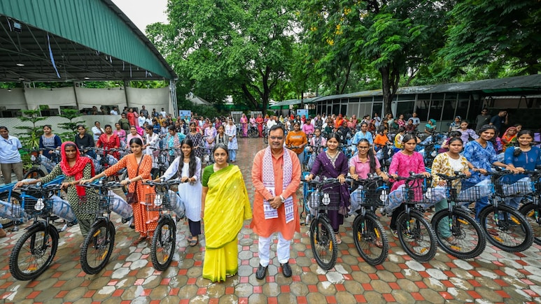 सीएम भजनलाल ने बेटियों को बांटी ई-साइकिल, महिलाओं को सशक्त बनाने के लिए राजस्थान सरकार का बड़ा कदम सीएम भजनलाल ने बेटियों को बांटी ई-साइकिल, महिलाओं को सशक्त बनाने के लिए राजस्थान सरकार का बड़ा कदम