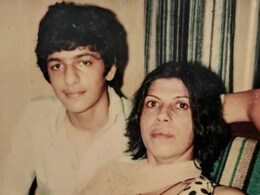 मां के साथ दिख रहा ये प्यारा बच्चा बड़ा होकर बना बॉलीवुड सुपरस्टार, तीनों खान के दौर में डूब था गया करियर