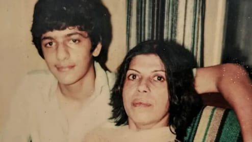 मां के साथ दिख रहा ये प्यारा बच्चा बड़ा होकर बना बॉलीवुड सुपरस्टार, तीनों खान के दौर में डूब था गया करियर