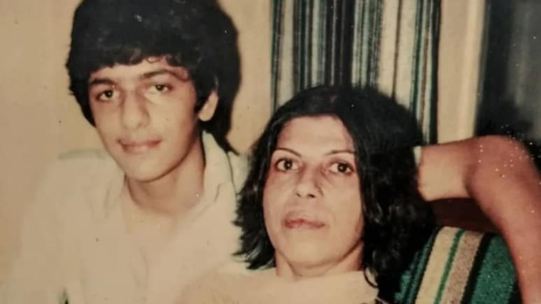 मां के साथ दिख रहा ये प्यारा बच्चा बड़ा होकर बना बॉलीवुड सुपरस्टार, तीनों खान के दौर में डूब था गया करियर मां के साथ दिख रहा ये प्यारा बच्चा बड़ा होकर बना बॉलीवुड सुपरस्टार, तीनों खान के दौर में डूब था गया करियर