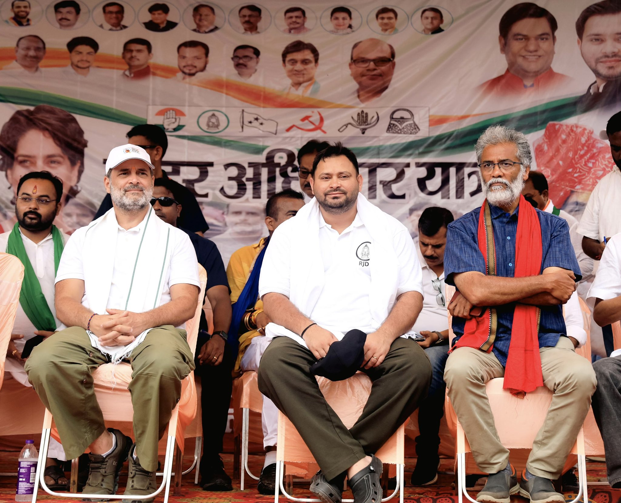 रीगा में वोटर अधिकार यात्रा के मंच पर राहुल गांधी, तेजस्वी और दीपांकर भट्टाचार्य. रीगा में वोटर अधिकार यात्रा के मंच पर राहुल गांधी, तेजस्वी और दीपांकर भट्टाचार्य.