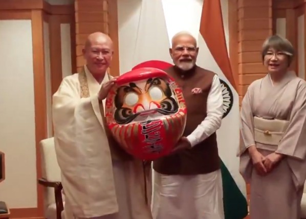 PM मोदी को भेंट की दारुमा गुड़िया,टोक्यो के शोरिनजान मंदिर के मुख्य पुजारी ने दिया