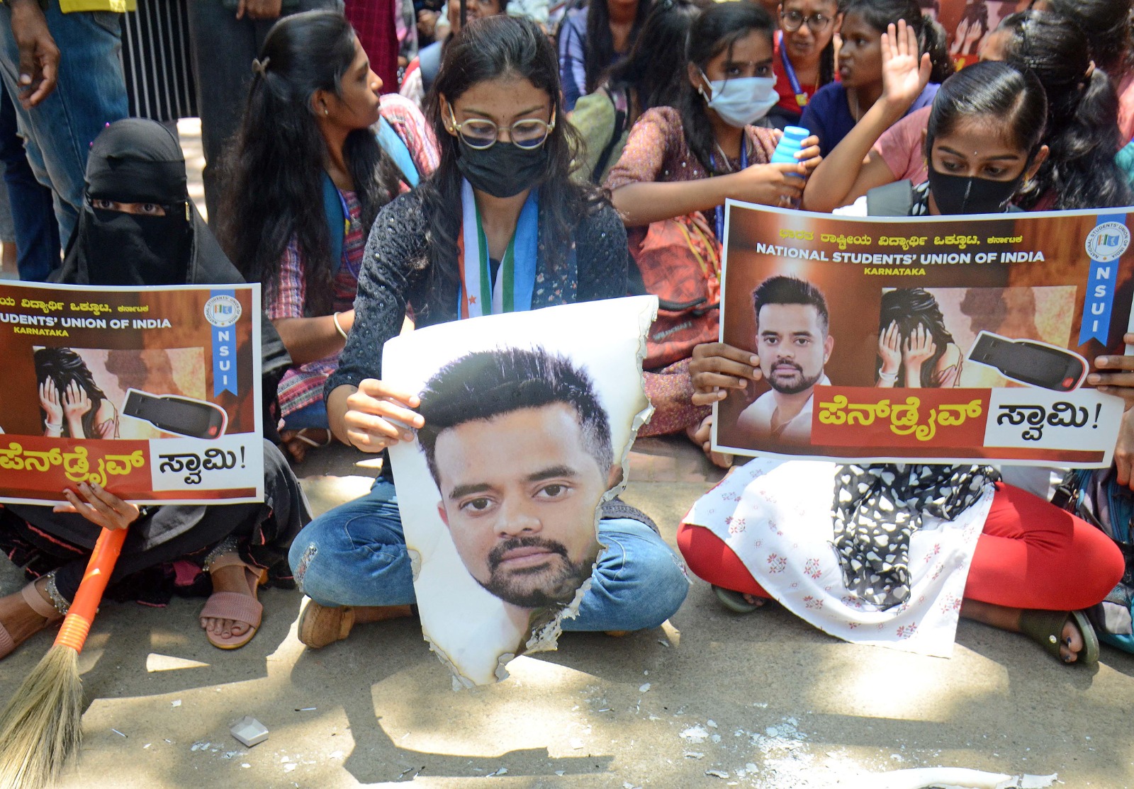 देवेगौड़ा के पोते प्रज्वल रेवन्ना को रेप मामले में आजीवन कारावास की सजा और 11 लाख रुपये का जुर्माना