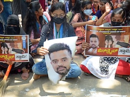 देवेगौड़ा के पोते प्रज्वल रेवन्ना को रेप मामले में आजीवन कारावास की सजा और 11 लाख रुपये का जुर्माना देवेगौड़ा के पोते प्रज्वल रेवन्ना को रेप मामले में आजीवन कारावास की सजा और 11 लाख रुपये का जुर्माना