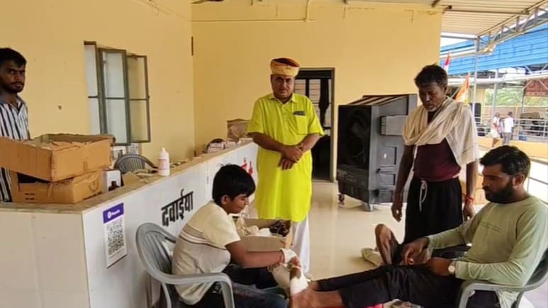 रामदेवरा श्रद्धालुओं पर कुत्तों का हमला, 15 से अधिक लोग हुए घायल रामदेवरा श्रद्धालुओं पर कुत्तों का हमला, 15 से अधिक लोग हुए घायल