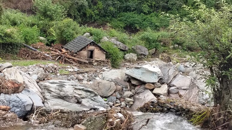 बाढ़ की जिंदगी, उधार सी: घर-दुकान बह गए और खाने-दवा की किल्लत रुला रही, मंडी की कहानी 