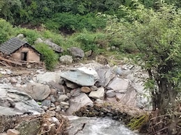 बाढ़ की जिंदगी, उधार सी: घर-दुकान बह गए और खाने-दवा की किल्लत रुला रही, मंडी की कहानी  बाढ़ की जिंदगी, उधार सी: घर-दुकान बह गए और खाने-दवा की किल्लत रुला रही, मंडी की कहानी