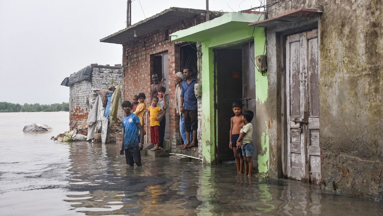 बिहार में बाढ़ जैसी आपदा से निपटने के लिए अलर्ट पर NDRF की 14 टीम बिहार में बाढ़ जैसी आपदा से निपटने के लिए अलर्ट पर NDRF की 14 टीम