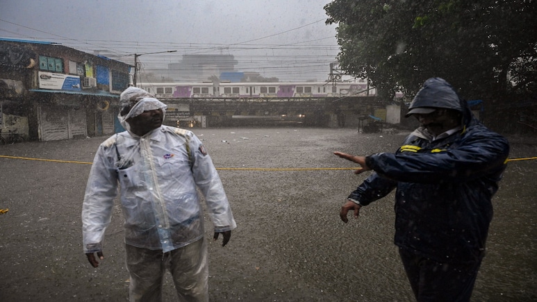 मुंबई में बारिश से हाहाकार, सेंट्रल लाइन और हार्बर लाइन पर लोकल सेवा बंद की गई मुंबई में बारिश से हाहाकार, सेंट्रल लाइन और हार्बर लाइन पर लोकल सेवा बंद की गई
