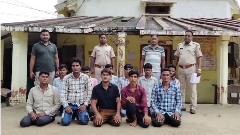 डीग पुलिस की साइबर ठगी पर बड़ी कार्रवाई, 8 दिन में 248 अपराधी गिरफ्तार; 104 मोबाइल और 183 फर्जी सिम बरामद डीग पुलिस की साइबर ठगी पर बड़ी कार्रवाई, 8 दिन में 248 अपराधी गिरफ्तार; 104 मोबाइल और 183 फर्जी सिम बरामद