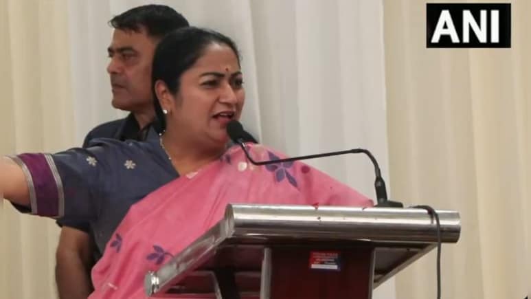 न डरूंगी, न थकूंगी और न हारूंगी... हमले के बाद पहली सभा में दिल्ली CM रेखा गुप्ता ने भरी हुंकार