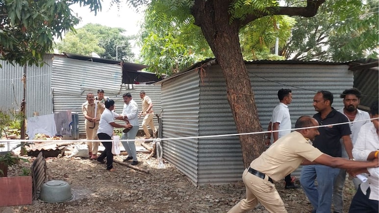 Pune News : आक्षेपार्ह पोस्टनंतर यवतमध्ये तणाव! दुचाकी पेटवल्या, घरं पाडलं; सद्यस्थिती काय? Pune News : आक्षेपार्ह पोस्टनंतर यवतमध्ये तणाव! दुचाकी पेटवल्या, घरं पाडलं; सद्यस्थिती काय?