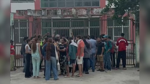 दिल्ली में डॉग लवर्स का हंगामा, स्टेरिलाइजेशन सेंटर पर कुत्तों को मारने का आरोप