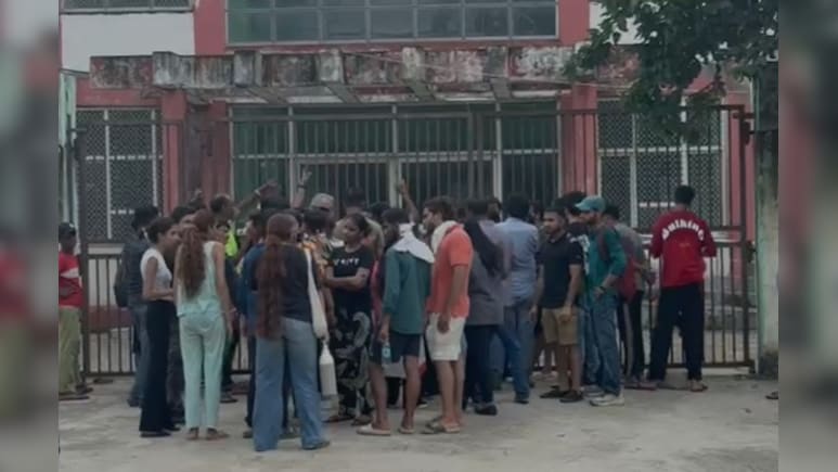दिल्ली में डॉग लवर्स का हंगामा, स्टेरिलाइजेशन सेंटर पर कुत्तों को मारने का आरोप
