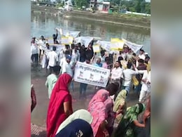कुछ किसानों को घर से उठाया तो कुछ का नदी किनारे जाना बैन, सिंहस्थ के लिए जमीन अधिग्रहण का जमकर विरोध कुछ किसानों को घर से उठाया तो कुछ का नदी किनारे जाना बैन, सिंहस्थ के लिए जमीन अधिग्रहण का जमकर विरोध