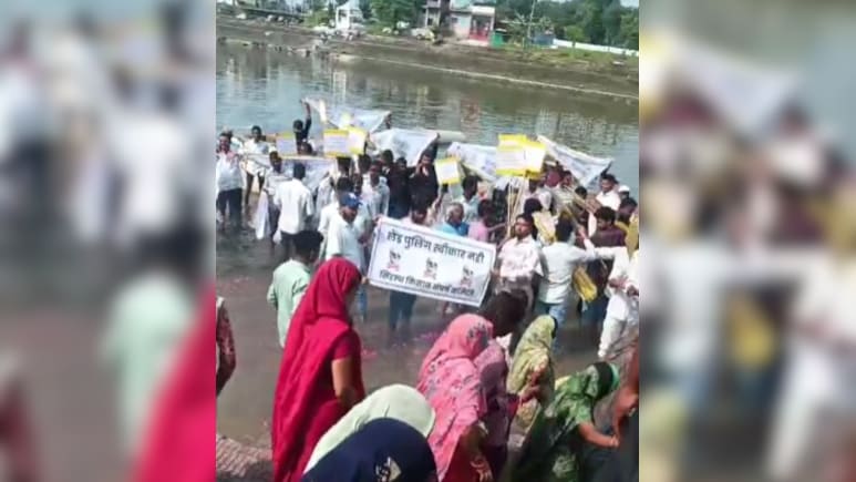 कुछ किसानों को घर से उठाया तो कुछ का नदी किनारे जाना बैन, सिंहस्थ के लिए जमीन अधिग्रहण का जमकर विरोध कुछ किसानों को घर से उठाया तो कुछ का नदी किनारे जाना बैन, सिंहस्थ के लिए जमीन अधिग्रहण का जमकर विरोध