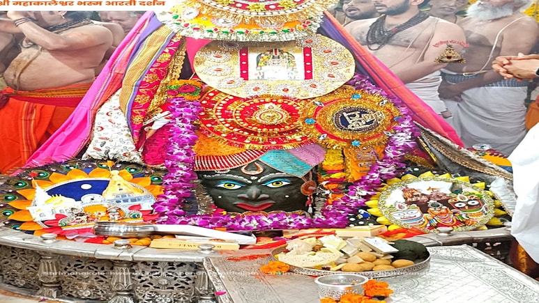Ujjain Mahakaleshwar Mandir: रक्षाबंधन पर उज्जैन महाकाल मंदिर में विशेष भस्म आरती, ये कलाकार हुए शामिल Ujjain Mahakaleshwar Mandir: रक्षाबंधन पर उज्जैन महाकाल मंदिर में विशेष भस्म आरती, ये कलाकार हुए शामिल