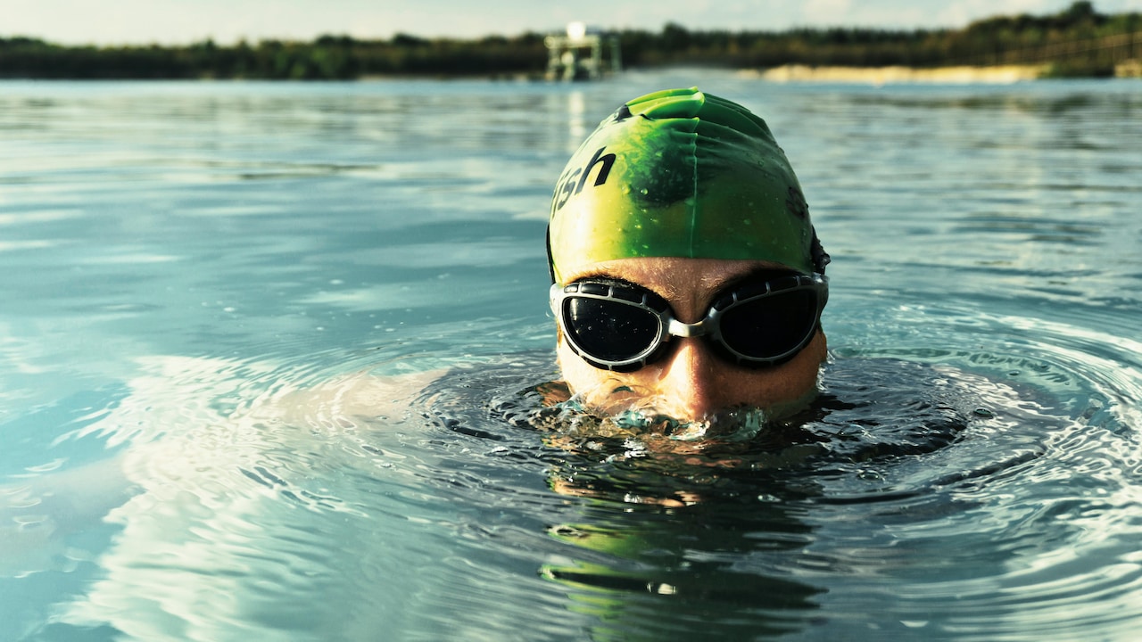 Consider these 5 features when buying swimming goggles