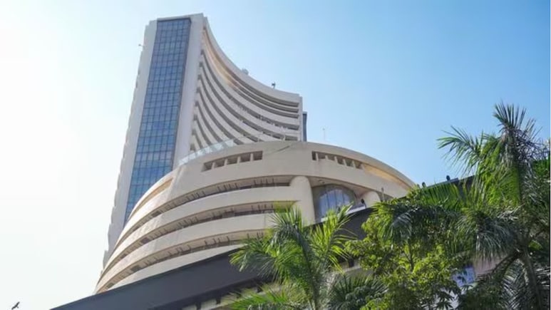 स्वतंत्रता दिवस से पहले हफ्ते के आखिरी दिन सेंसेक्स रहा सपाट, इन 5 शेयरों ने मारी बाजी