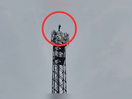 बूंदी: मोबाइल टावर की चोटी पर चढ़कर बैठ गया युवक, वजह जानकार हैरान रह गया प्रशासन बूंदी: मोबाइल टावर की चोटी पर चढ़कर बैठ गया युवक, वजह जानकार हैरान रह गया प्रशासन